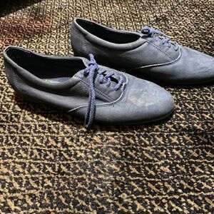 Flat dress shoes